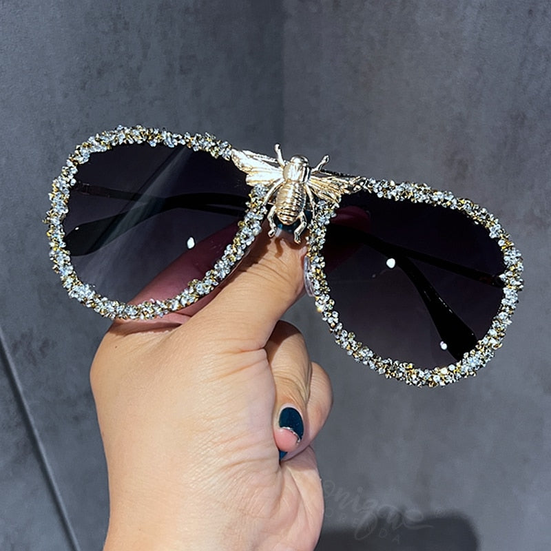 Lunettes de soleil de luxe pour femmes, monture métallique.