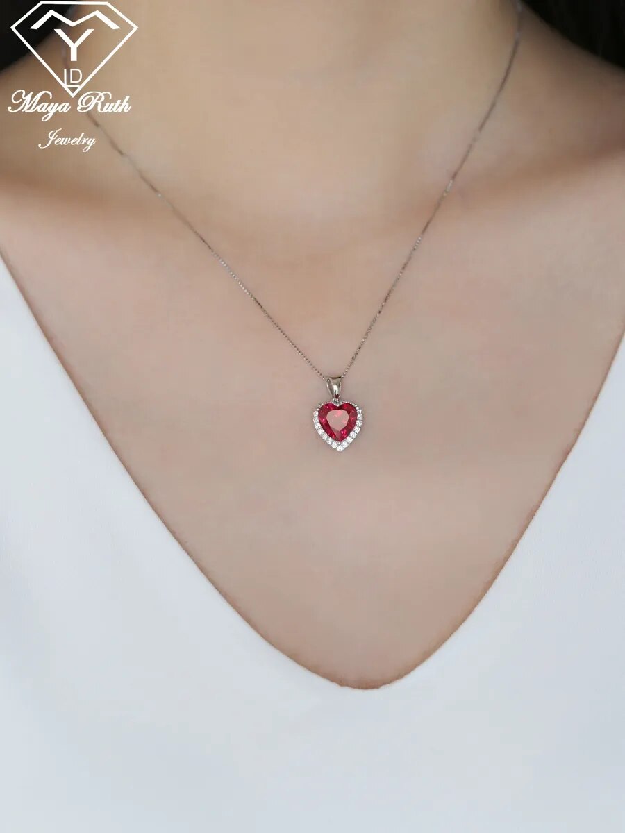 Collier de pierres précieuses en forme de cœur rouge pour femmes.