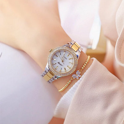 Montre élégante étanche pour femmes dorée décontractée.