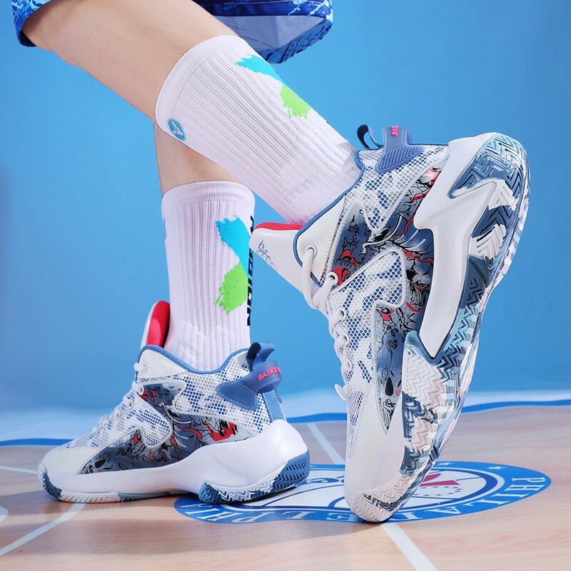 Chaussures de basket-ball coordonnantes pour hommes et femmes.