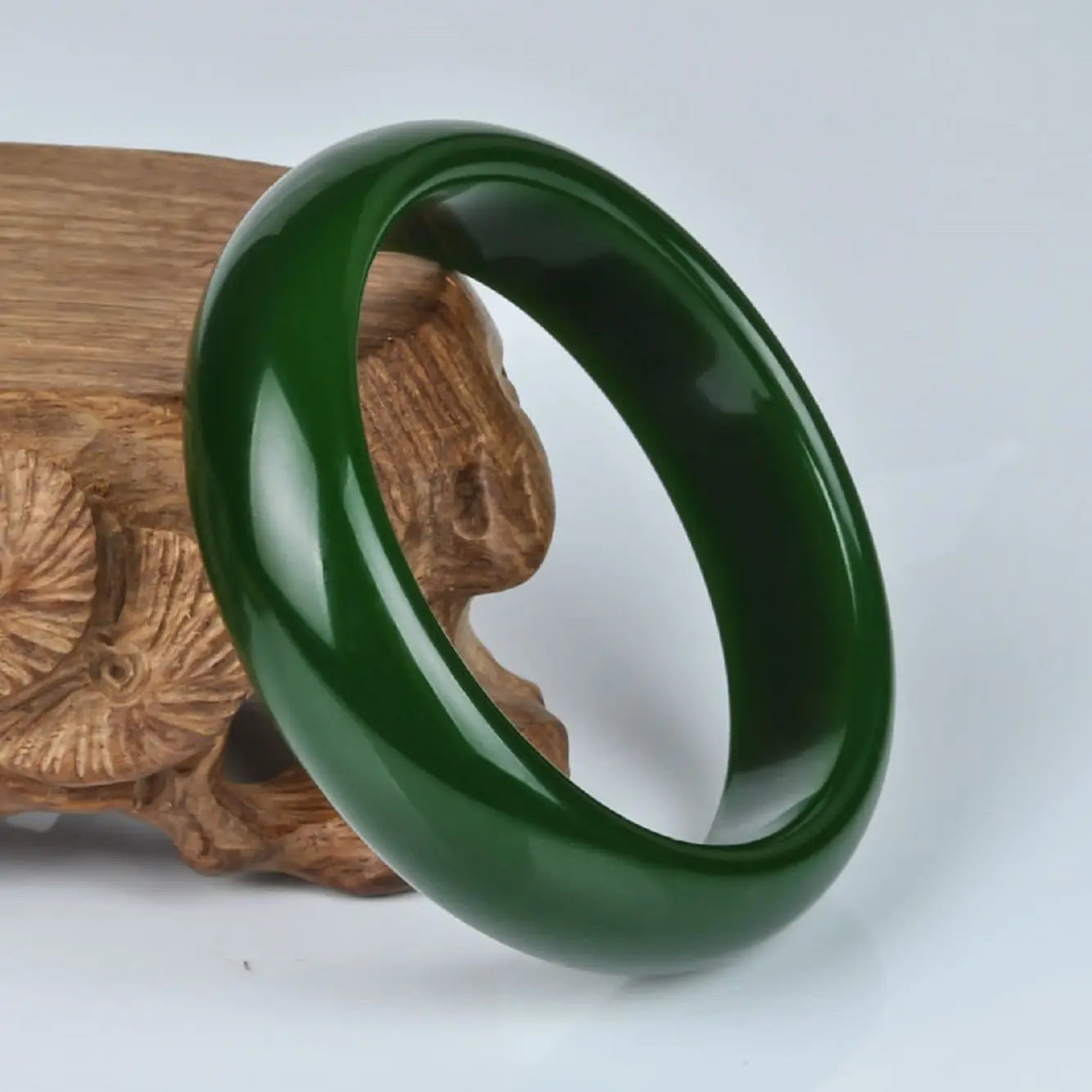 Bracelet élégant en jade naturel luxure pour femmes.