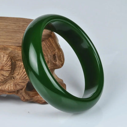 Bracelet élégant en jade naturel luxure pour femmes.
