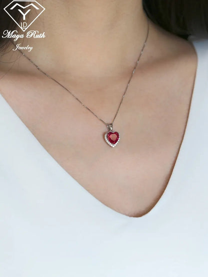 Collier de pierres précieuses en forme de cœur rouge pour femmes.