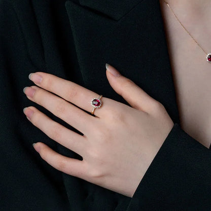 Bague en argent 925 plaqué en 18 carats pierre zircon rouge.