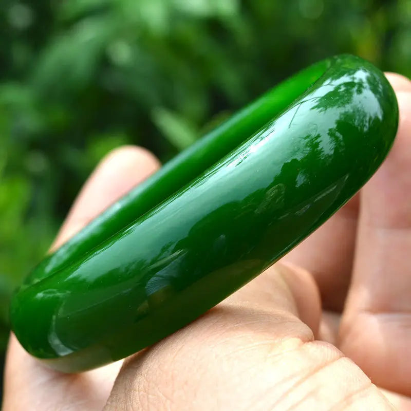 Bracelet élégant en jade naturel luxure pour femmes.