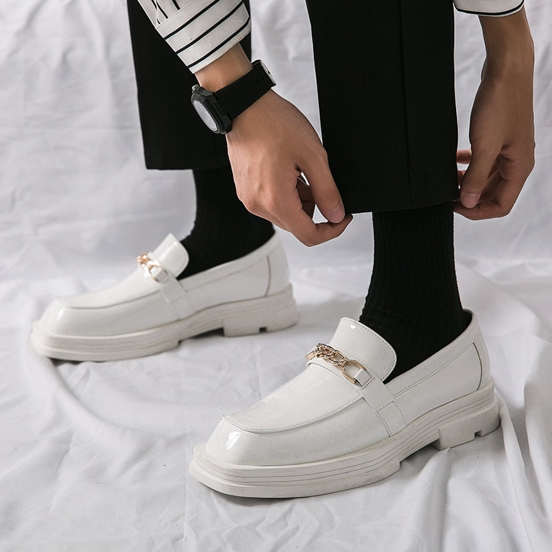 Chaussures en cuir à semelle optique blanche pour hommes.