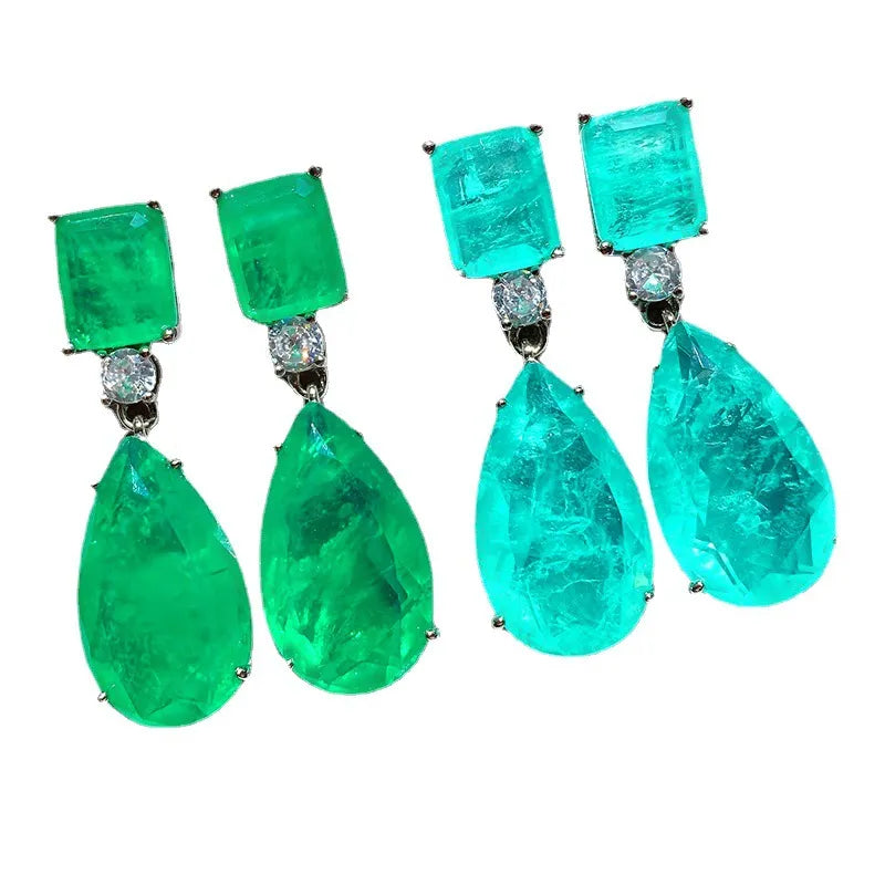 Boucles d'oreilles en pierre précieuse d'émeraude pour femmes.