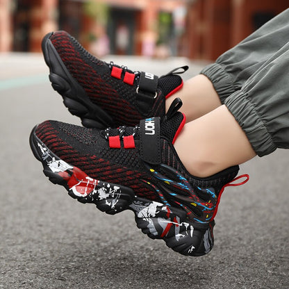 Chaussures de sport légères en maille pour enfants.