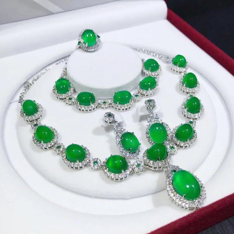 Ensemble de bijoux en diamant fait à la main pour femmes.