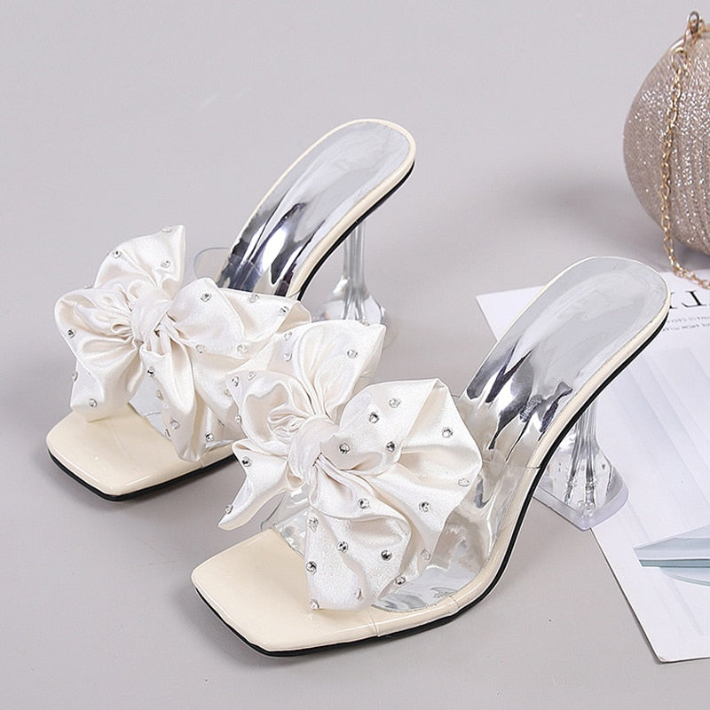 Pantoufles à talons hauts avec nœud en cristal pour femmes.
