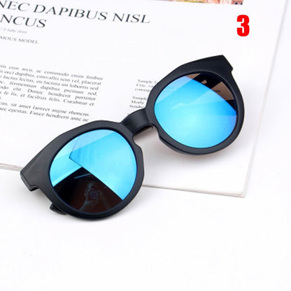 Lunettes de soleil rondes colorées pour enfants.