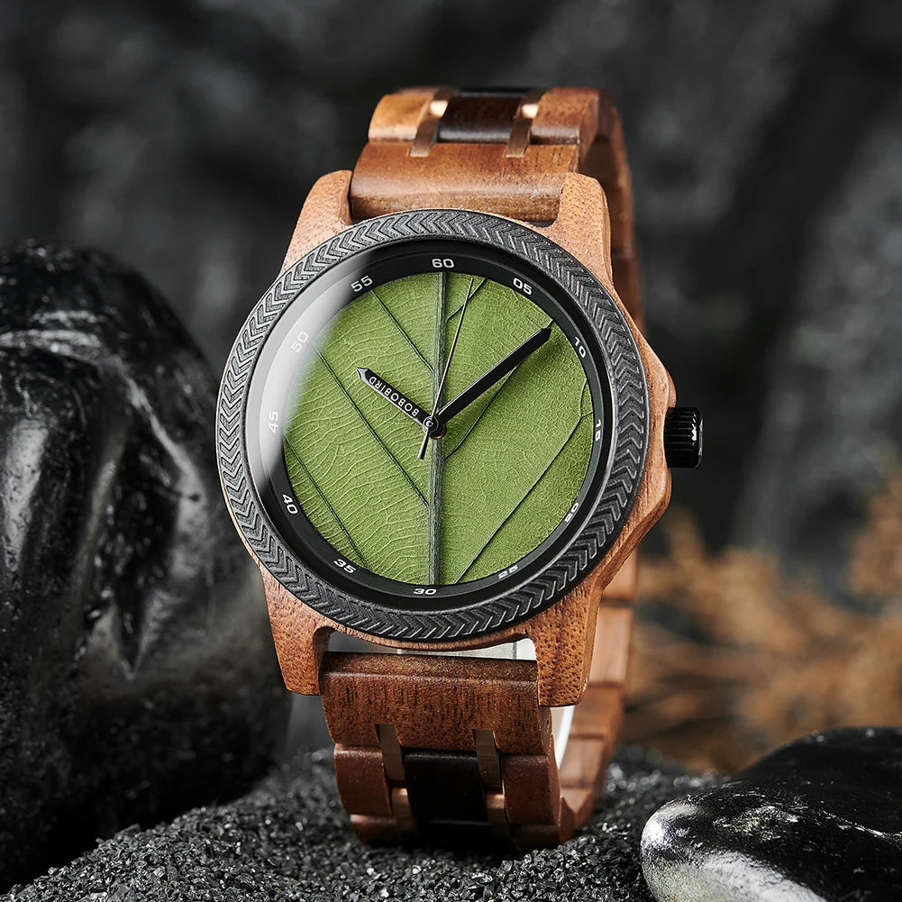 Montre homme au quartz en bois avec cadran en feuille.