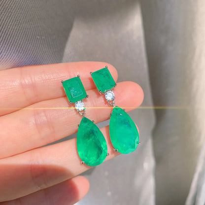 Boucles d'oreilles en pierre précieuse d'émeraude pour femmes.
