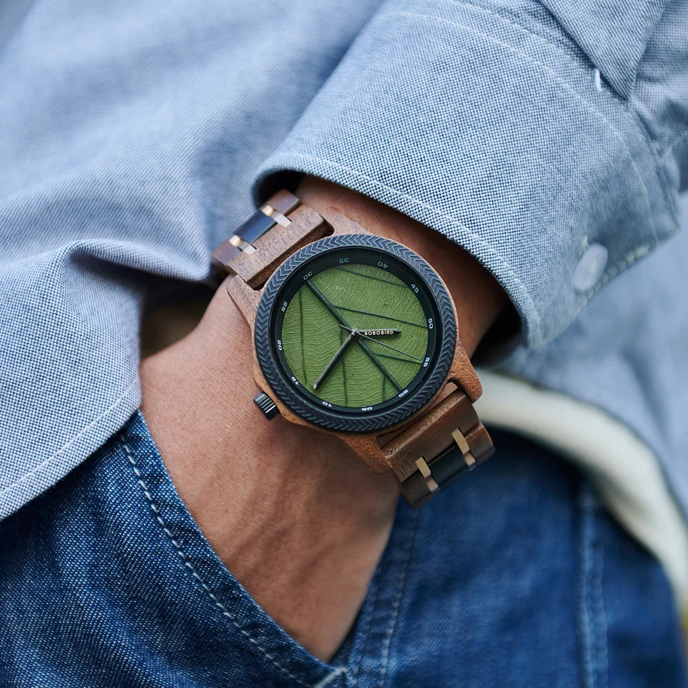 Montre homme au quartz en bois avec cadran en feuille.