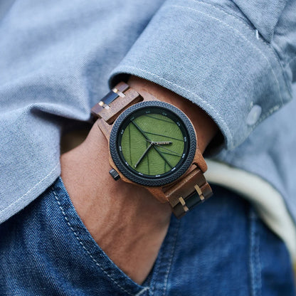Montre homme au quartz en bois avec cadran en feuille.