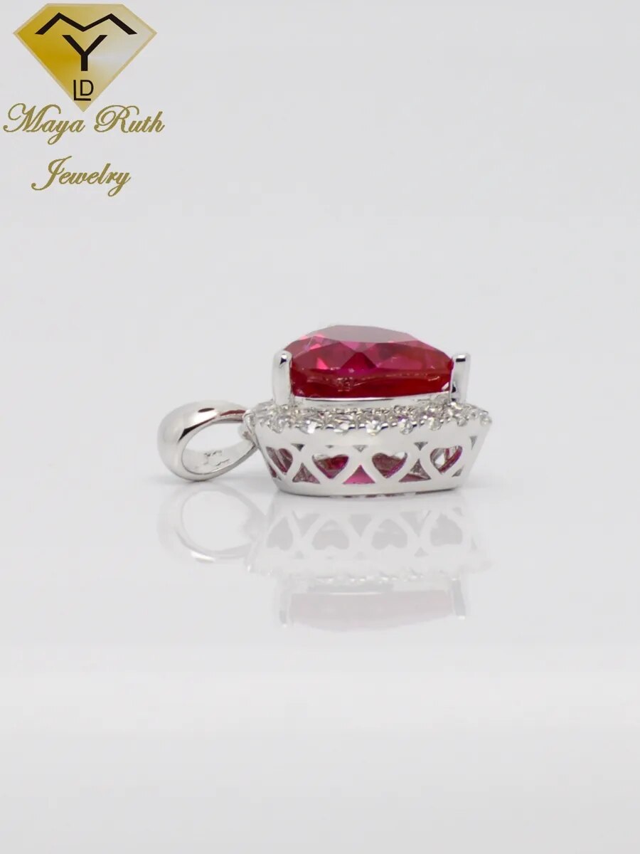 Collier de pierres précieuses en forme de cœur rouge pour femmes.
