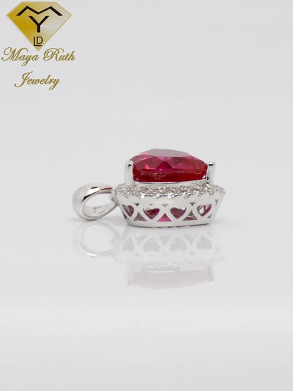 Collier de pierres précieuses en forme de cœur rouge pour femmes.