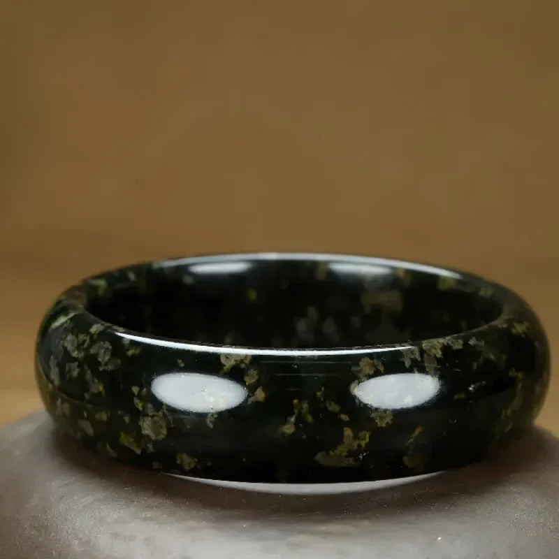 Bracelet Jade luxure élégant haute noir glacé.