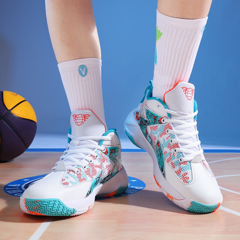Chaussures de basket-ball coordonnantes pour hommes et femmes.