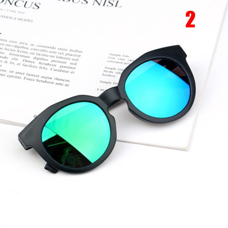 Lunettes de soleil rondes colorées pour enfants.