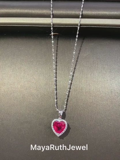 Collier de pierres précieuses en forme de cœur rouge pour femmes.