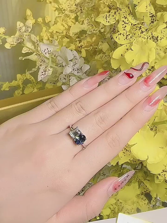 Bague en saphir pour femmes à contraste de couleur de pierre.