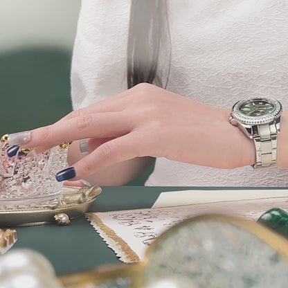 Montre élégante étanche avec cadran diamant pour femmes.
