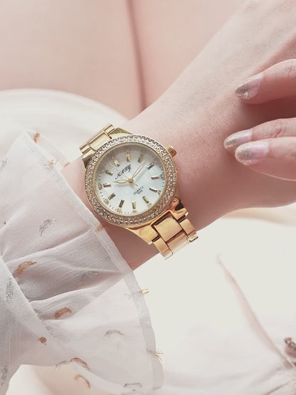 Montre élégante étanche pour femmes dorée décontractée.