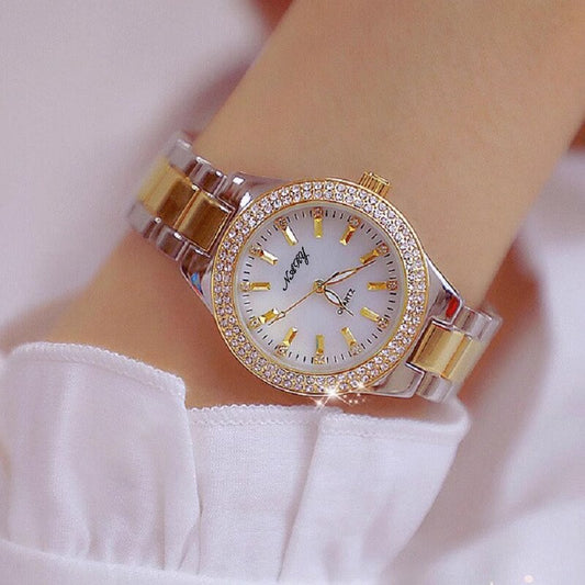 Montre élégante étanche pour femmes dorée décontractée.