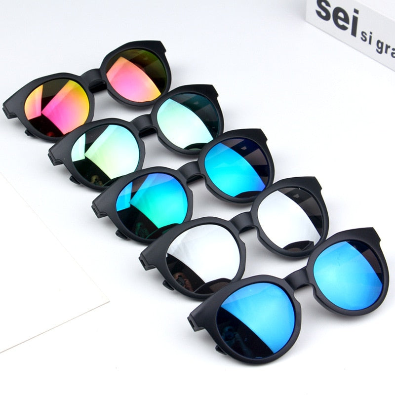 Lunettes de soleil rondes colorées pour enfants.