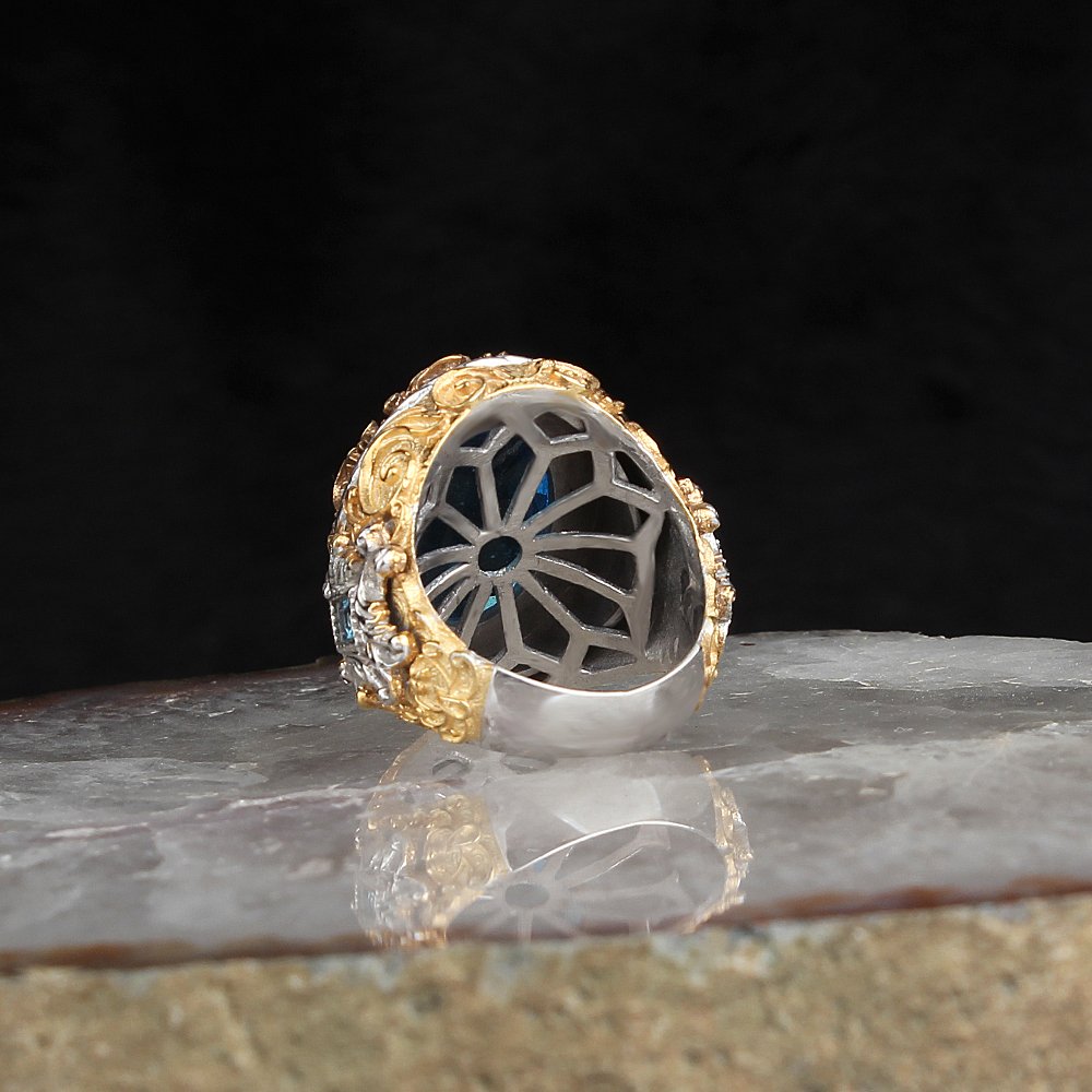 Bague hommes en argent pur 925 plaqué en or avec la pierre précieuse bleu .